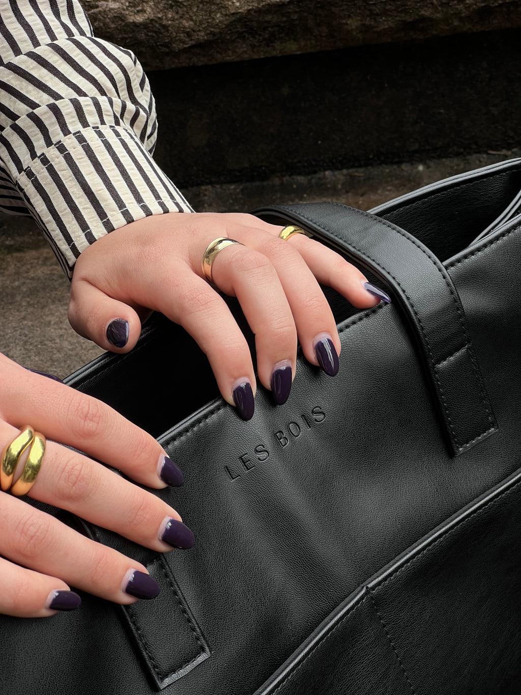 stylish-vegan-tote-bag-for-commuters
